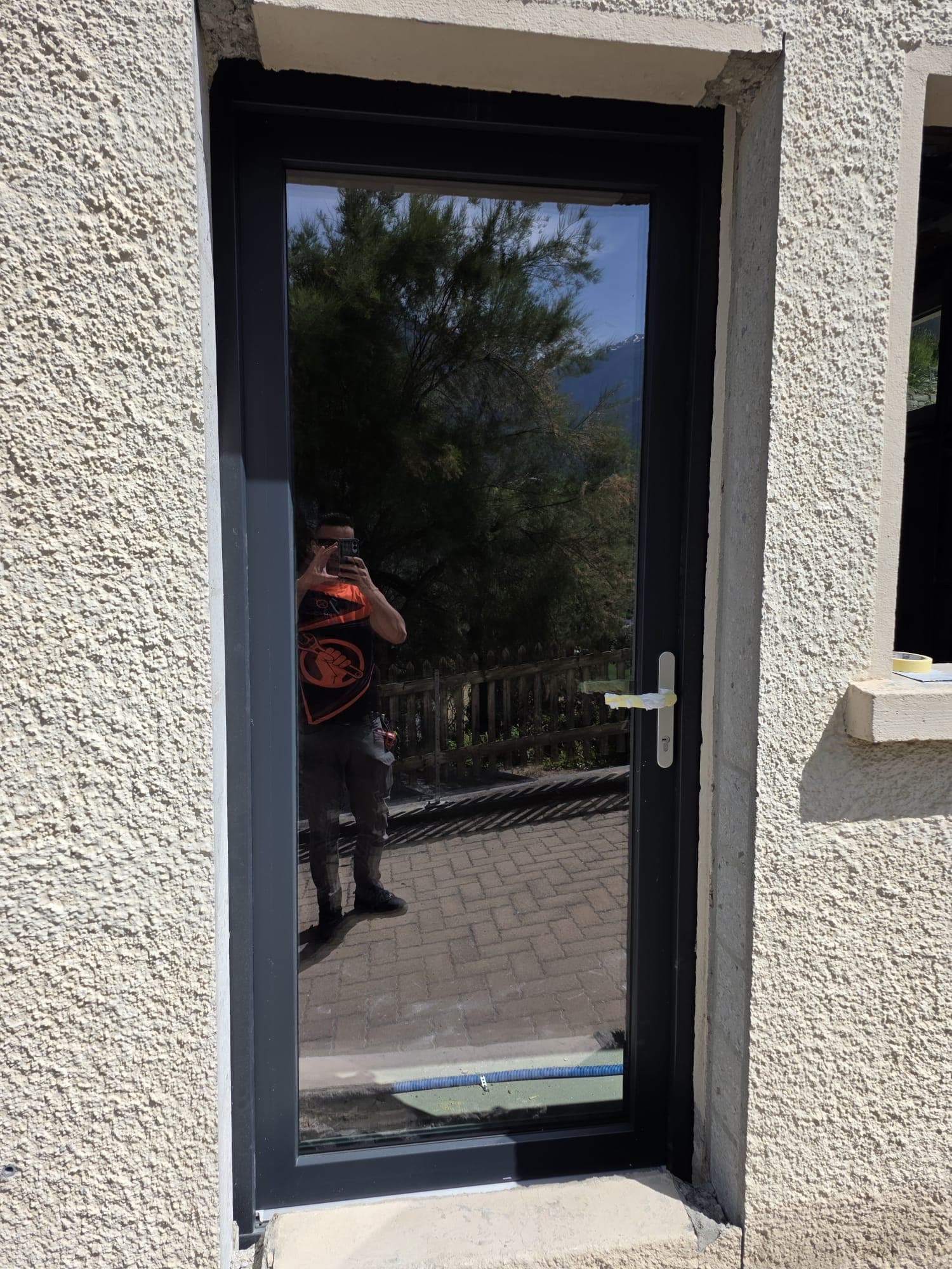 Pose de portes PVC maison — Ollon